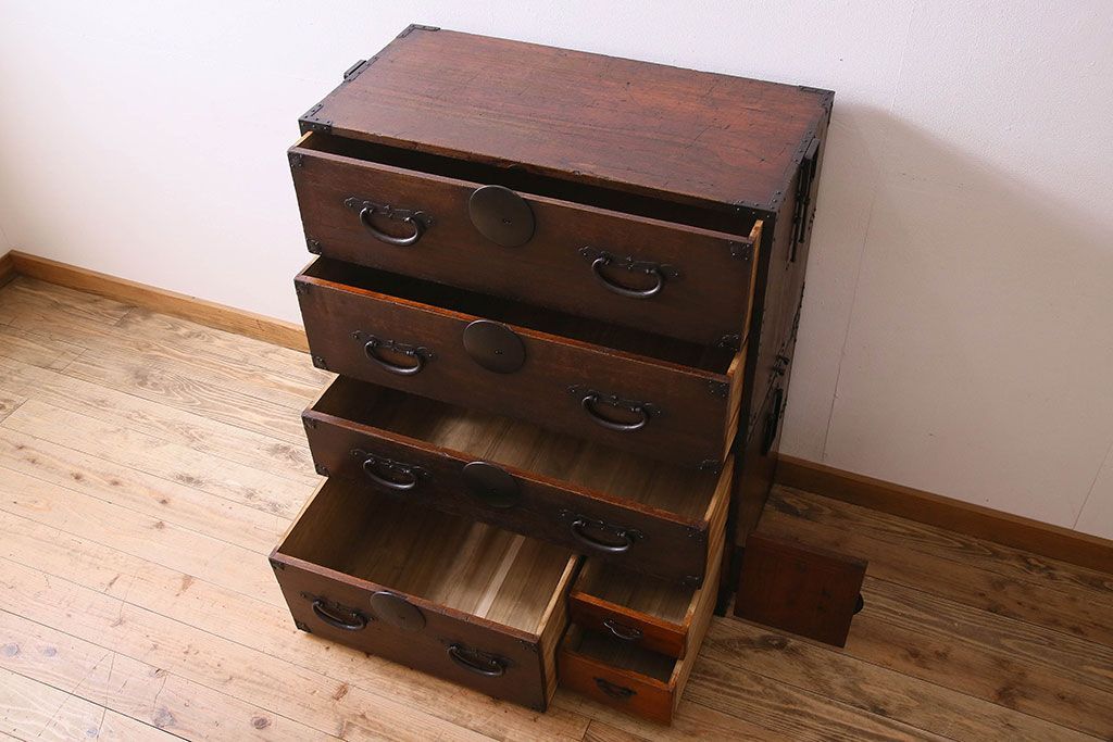 アンティーク家具　明治期　立派な金具が印象深い衣装箪笥