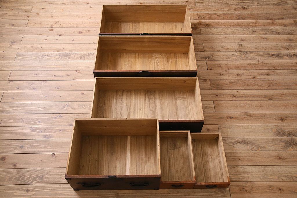 アンティーク家具　明治期　立派な金具が印象深い衣装箪笥