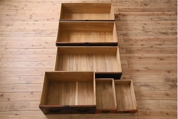 アンティーク家具　明治期　立派な金具が印象深い衣装箪笥