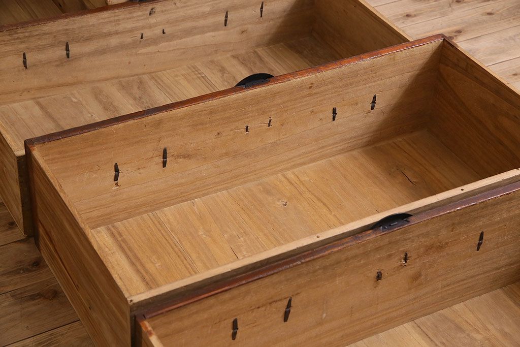 アンティーク家具　明治期　立派な金具が印象深い衣装箪笥