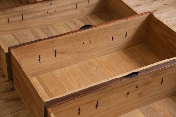 アンティーク家具　明治期　立派な金具が印象深い衣装箪笥