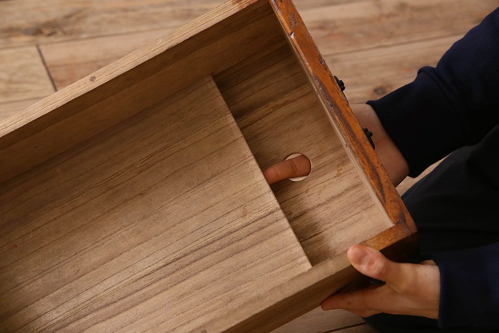 アンティーク家具　明治期　立派な金具が印象深い衣装箪笥