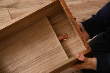 アンティーク家具　明治期　立派な金具が印象深い衣装箪笥