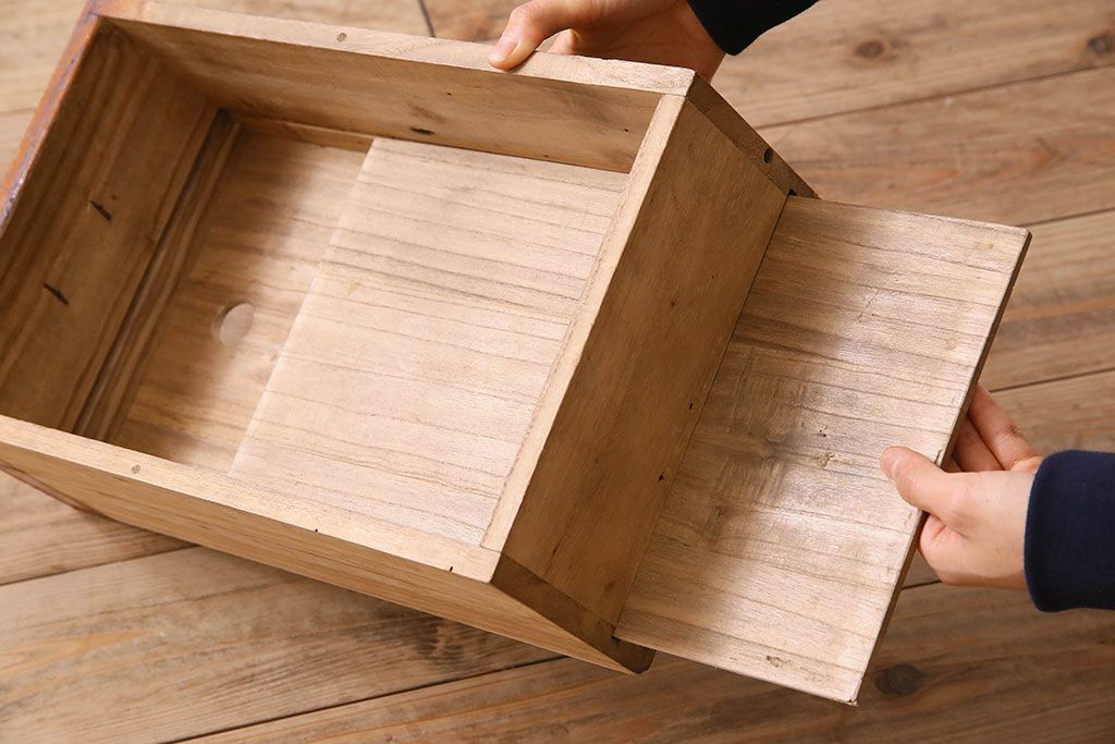 アンティーク家具　明治期　立派な金具が印象深い衣装箪笥