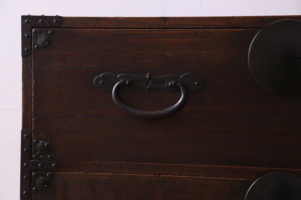 アンティーク家具　明治期　立派な金具が印象深い衣装箪笥