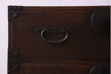アンティーク家具　明治期　立派な金具が印象深い衣装箪笥