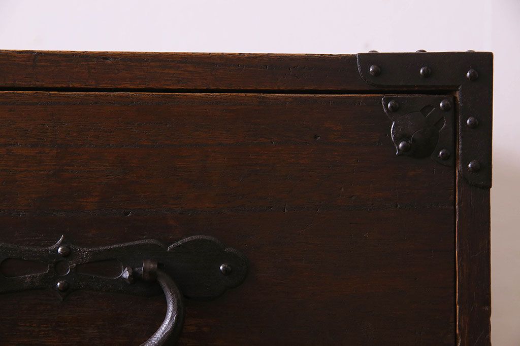 アンティーク家具　明治期　立派な金具が印象深い衣装箪笥