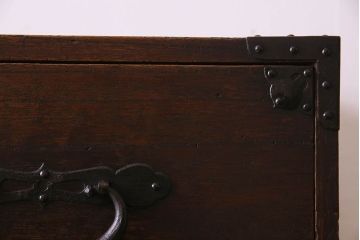 アンティーク家具　明治期　立派な金具が印象深い衣装箪笥