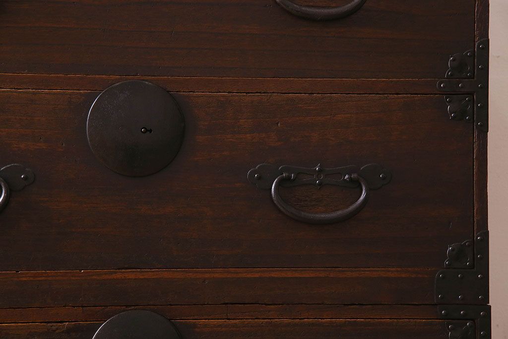 アンティーク家具　明治期　立派な金具が印象深い衣装箪笥