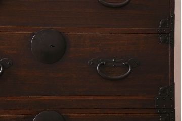 アンティーク家具　明治期　立派な金具が印象深い衣装箪笥