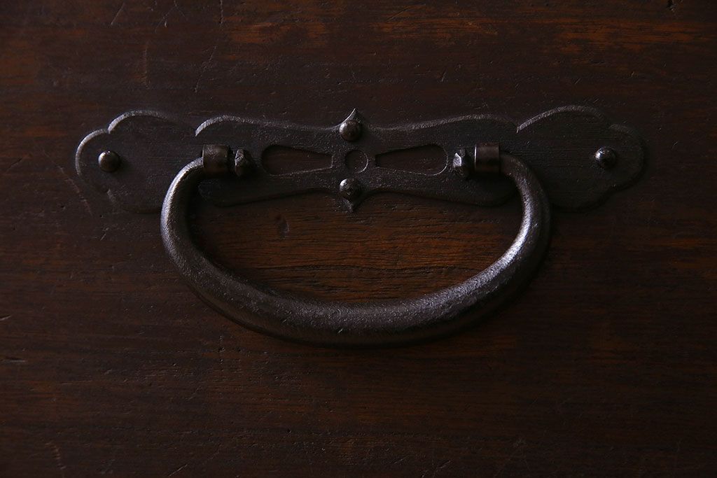 アンティーク家具　明治期　立派な金具が印象深い衣装箪笥