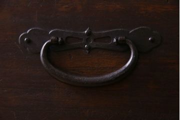 アンティーク家具　明治期　立派な金具が印象深い衣装箪笥