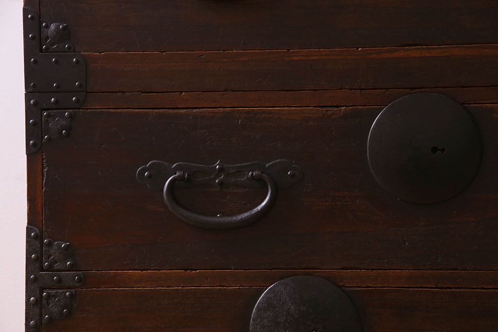 アンティーク家具　明治期　立派な金具が印象深い衣装箪笥