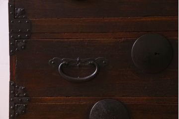 アンティーク家具　明治期　立派な金具が印象深い衣装箪笥