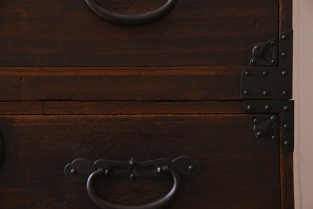 アンティーク家具　明治期　立派な金具が印象深い衣装箪笥