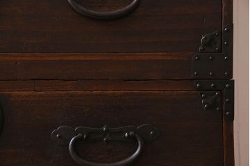アンティーク家具　明治期　立派な金具が印象深い衣装箪笥