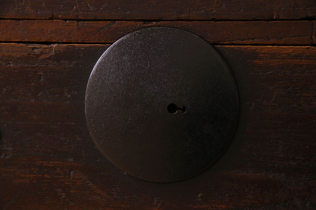 アンティーク家具　明治期　立派な金具が印象深い衣装箪笥