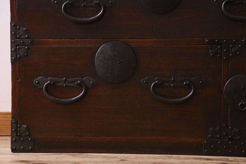 アンティーク家具　明治期　立派な金具が印象深い衣装箪笥