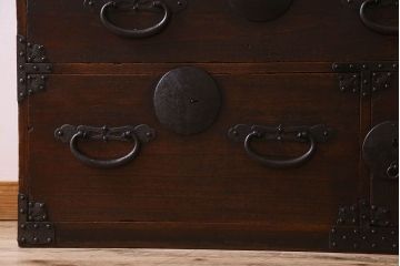 アンティーク家具　明治期　立派な金具が印象深い衣装箪笥