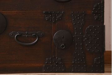 アンティーク家具　明治期　立派な金具が印象深い衣装箪笥