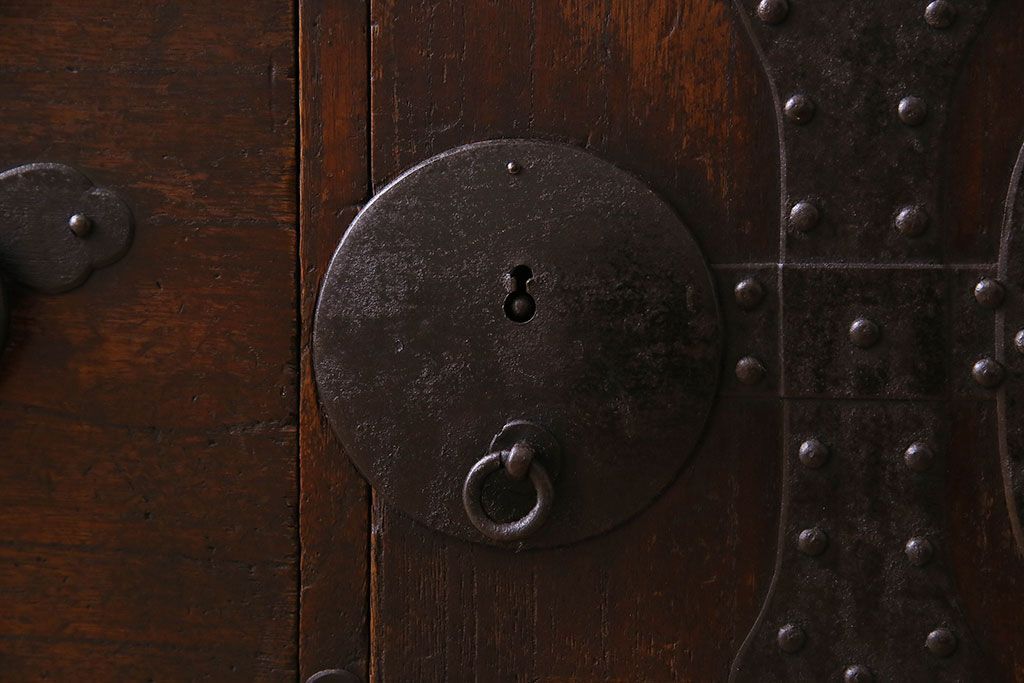 アンティーク家具　明治期　立派な金具が印象深い衣装箪笥