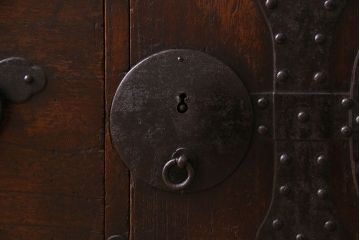 アンティーク家具　明治期　立派な金具が印象深い衣装箪笥