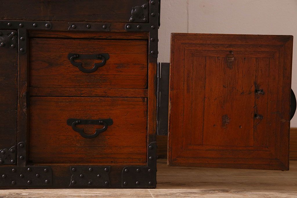 アンティーク家具　明治期　立派な金具が印象深い衣装箪笥