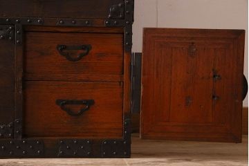 アンティーク家具　明治期　立派な金具が印象深い衣装箪笥