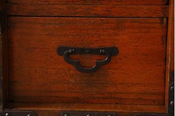 アンティーク家具　明治期　立派な金具が印象深い衣装箪笥