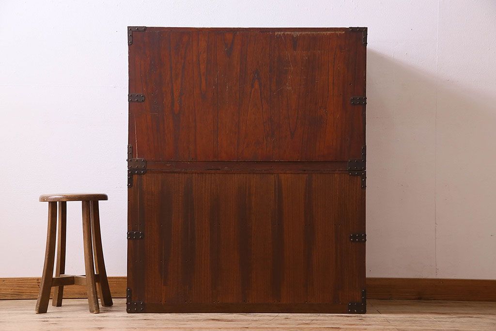 アンティーク家具　明治期　立派な金具が印象深い衣装箪笥