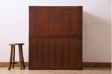 アンティーク家具　明治期　立派な金具が印象深い衣装箪笥