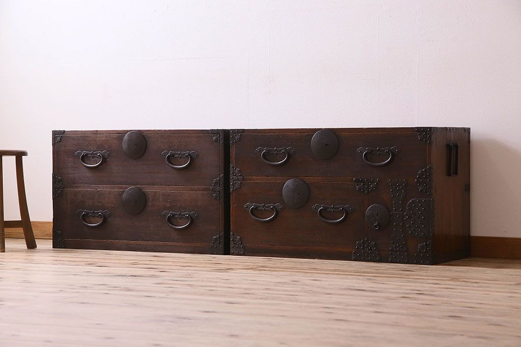 アンティーク家具　明治期　立派な金具が印象深い衣装箪笥