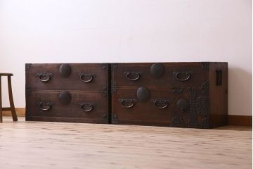 アンティーク家具　明治期　立派な金具が印象深い衣装箪笥