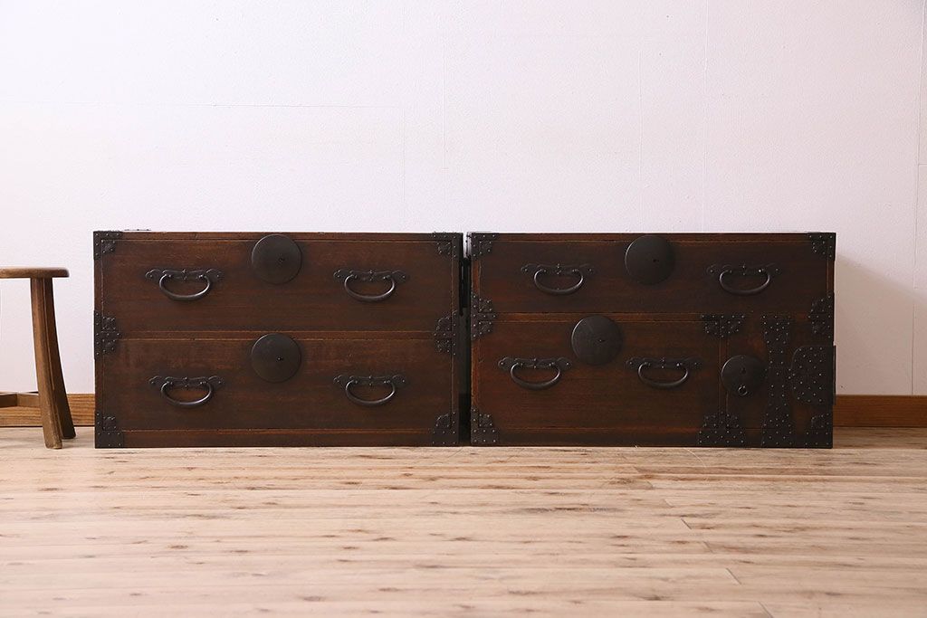 アンティーク家具　明治期　立派な金具が印象深い衣装箪笥