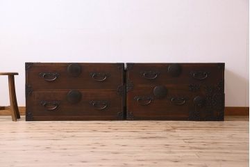 アンティーク家具　明治期　立派な金具が印象深い衣装箪笥