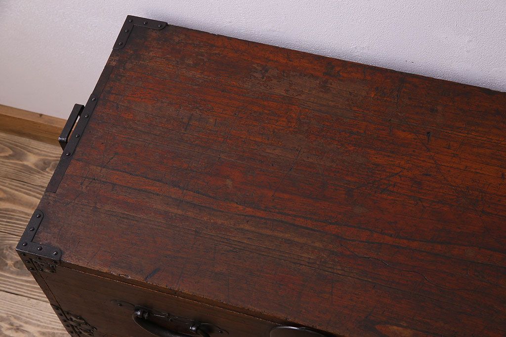 アンティーク家具　明治期　立派な金具が印象深い衣装箪笥