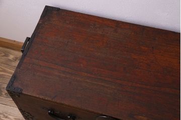 アンティーク家具　明治期　立派な金具が印象深い衣装箪笥