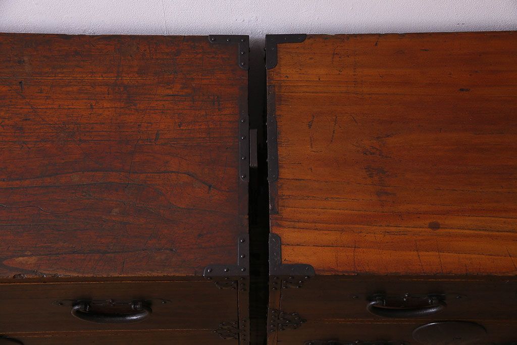 アンティーク家具　明治期　立派な金具が印象深い衣装箪笥