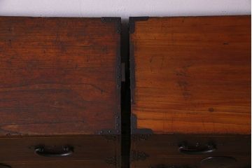 アンティーク家具　明治期　立派な金具が印象深い衣装箪笥