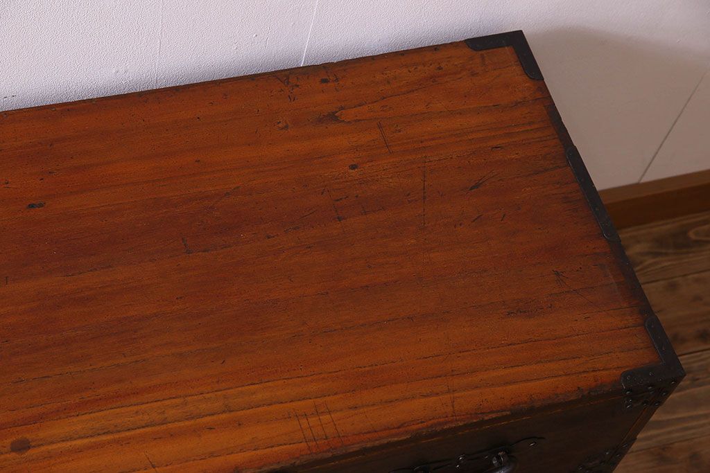 アンティーク家具　明治期　立派な金具が印象深い衣装箪笥