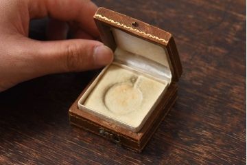 アンティーク雑貨　フランスアンティーク　本革の小さなジュエリーボックス