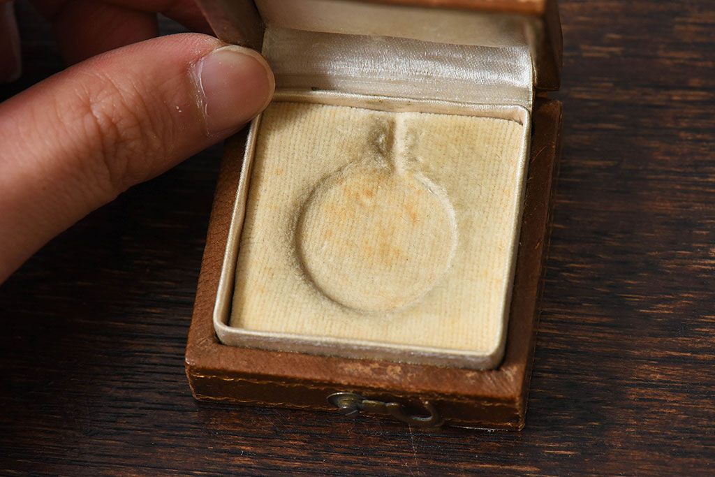 アンティーク雑貨　フランスアンティーク　本革の小さなジュエリーボックス