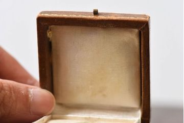 アンティーク雑貨　フランスアンティーク　本革の小さなジュエリーボックス