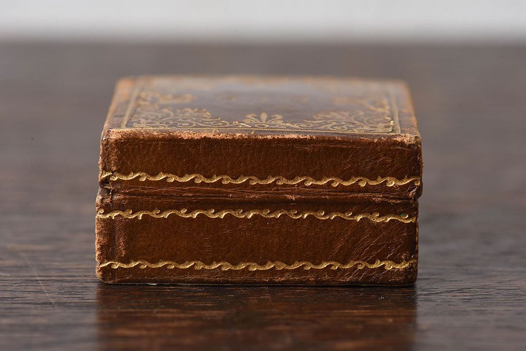 アンティーク雑貨　フランスアンティーク　本革の小さなジュエリーボックス