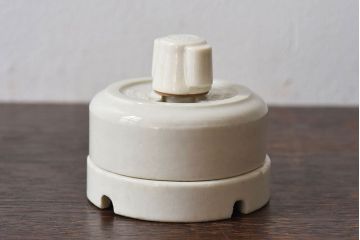 アンティーク雑貨　アメリカ製　陶器　シンプルで可愛らしいアンティークスイッチ