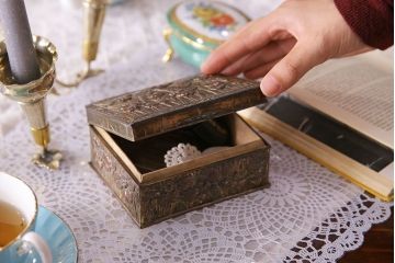 アンティーク雑貨　イギリスビンテージ　花柄が彫刻が味のある小箱(小物入れ)