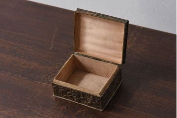 アンティーク雑貨　イギリスビンテージ　花柄が彫刻が味のある小箱(小物入れ)