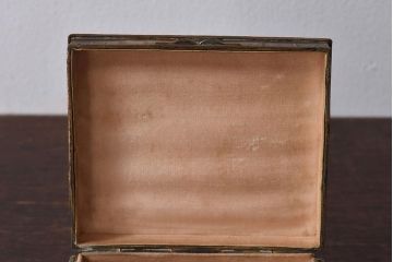 アンティーク雑貨　イギリスビンテージ　花柄が彫刻が味のある小箱(小物入れ)