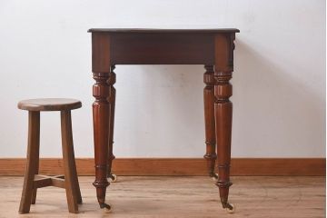 アンティーク家具　イギリスアンティーク　マホガニー材　上品なデザインのキャスター付き平机(デスク)