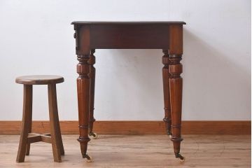 アンティーク家具　イギリスアンティーク　マホガニー材　上品なデザインのキャスター付き平机(デスク)